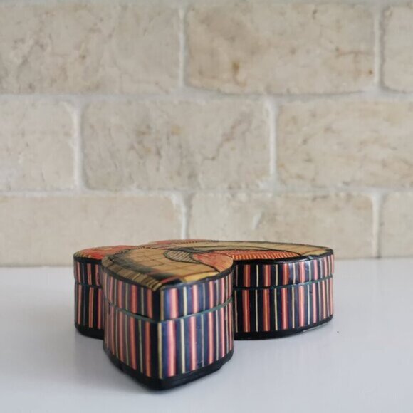 Butterfly Storage Box Inlaid Handwoven Straw Retro Jewelry Box Red Fabric Lined - Picture 3 of 11